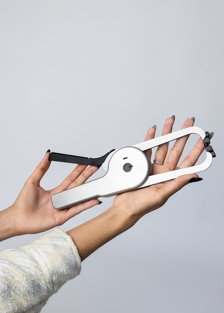Lipowise Pro in the hand skinfold caliper bluetooth anthropometry ISAK plicometro antropometria